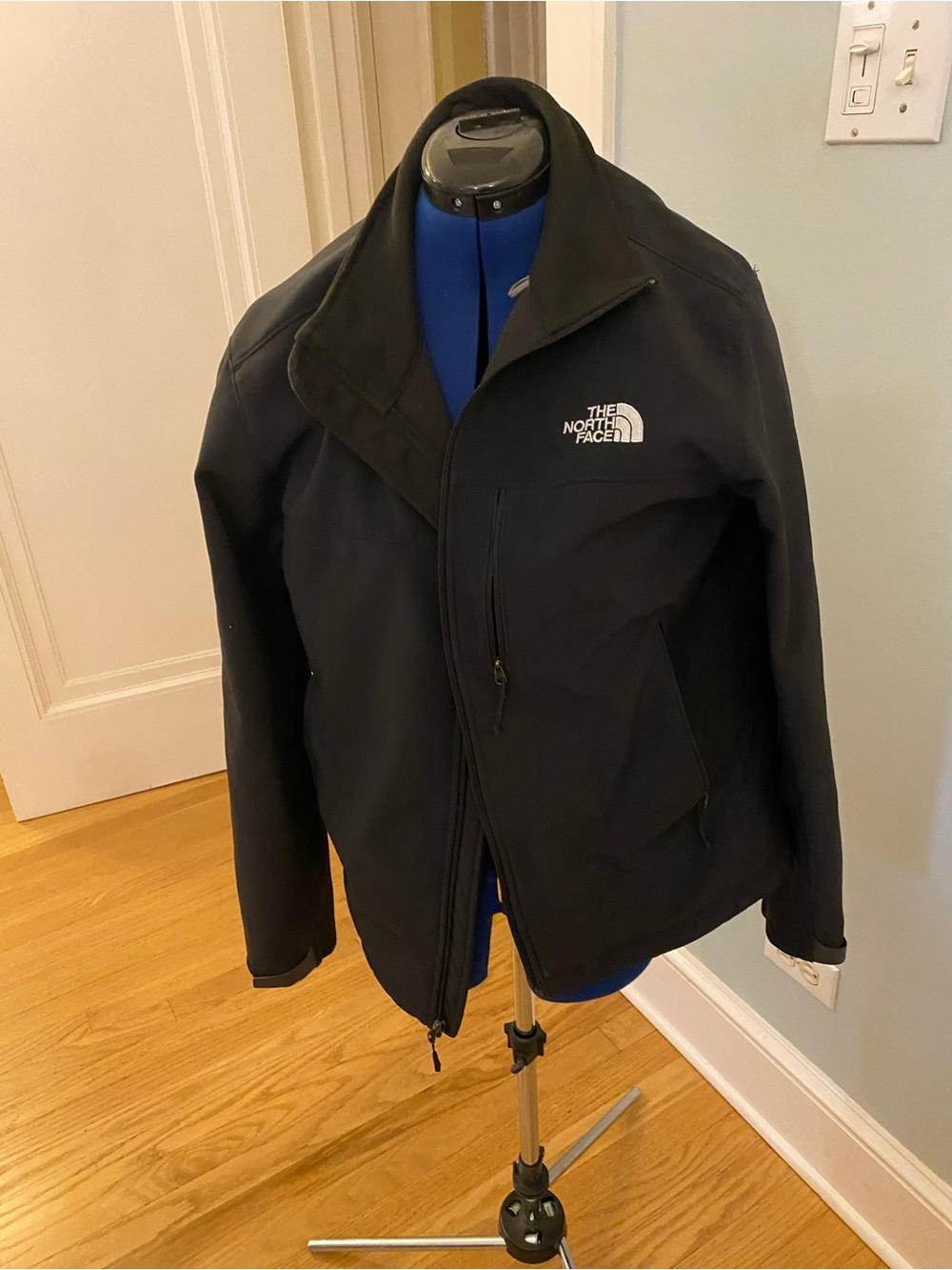 Northface brand mens zip up jacket. Size medium.